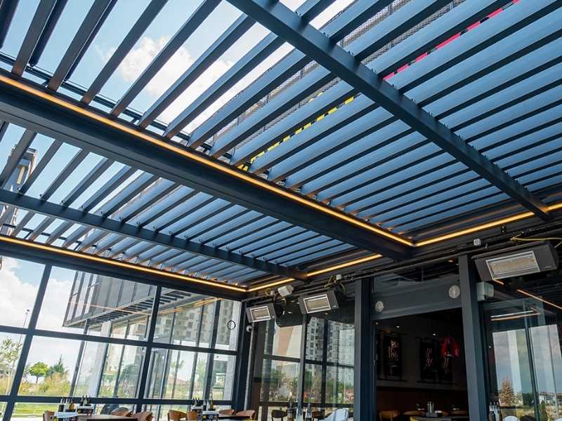 Karaburun Kış Bahçesi Yapanlar — motorlu pergola ve cam tavan detayı